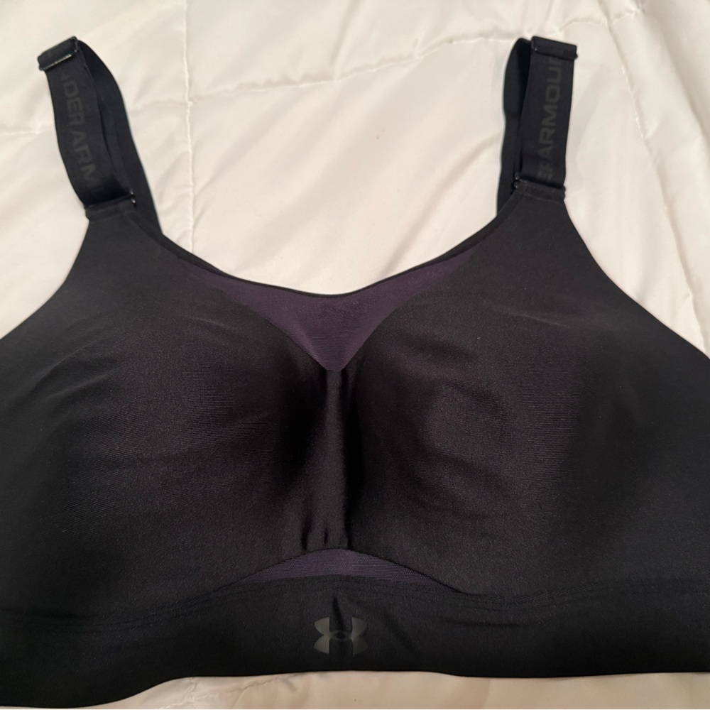 Under Armour Women's Sleek Black Sports Bra